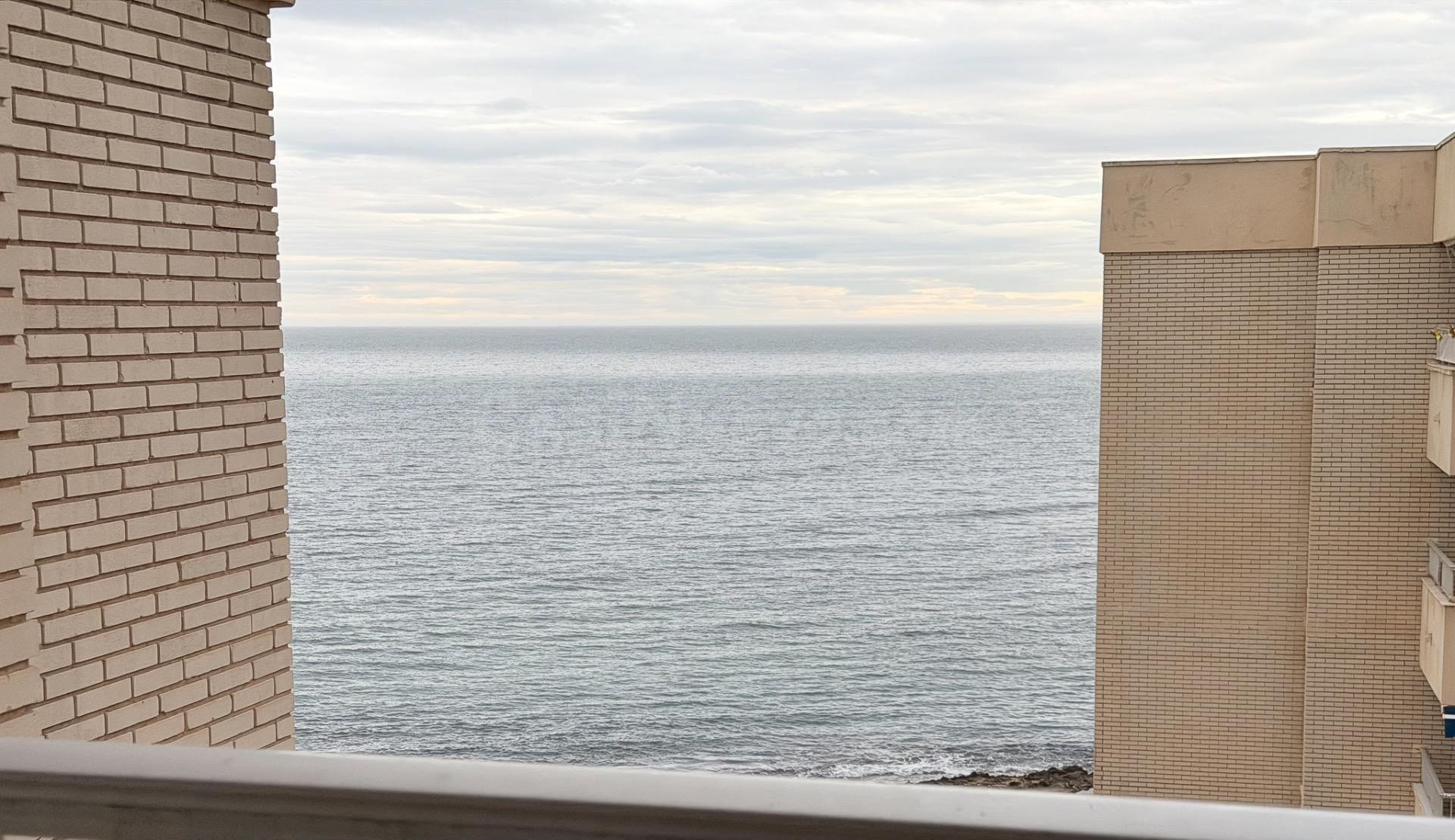 MAGNIFICO APARTAMENTO TOTALMENTE REFORMADO FRENTE A LA PLAYA