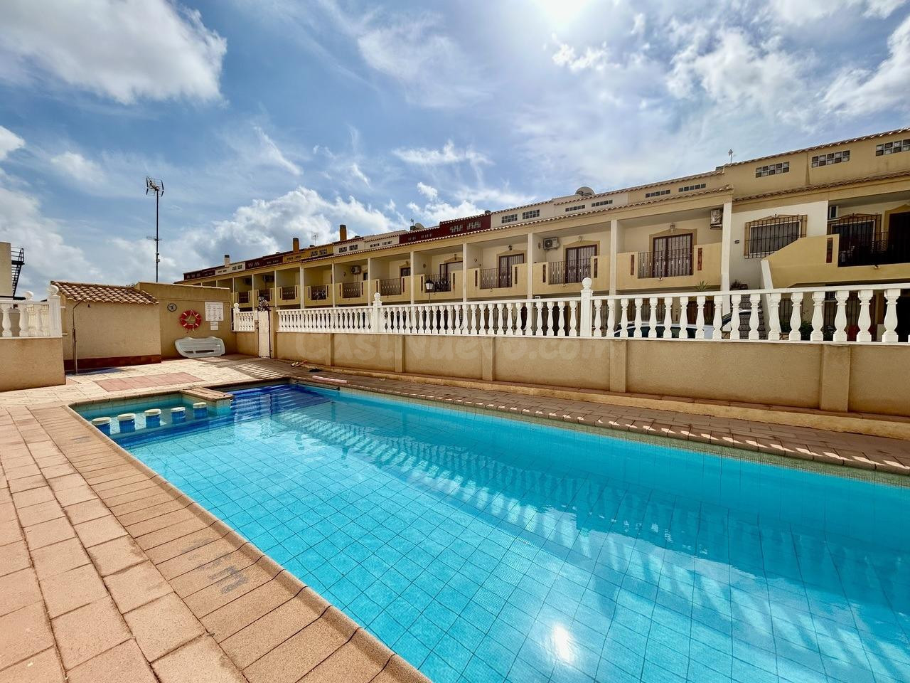 MAGNIFICA VIVIENDA CON PISCINA COMUNITARIA Y CON UN COCHE IN