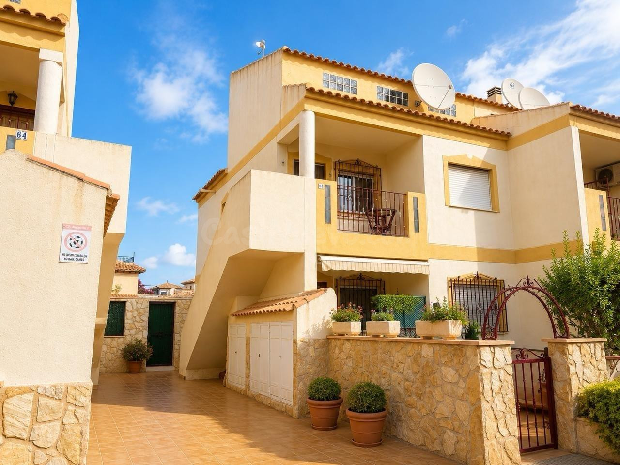 MAGNIFICA VIVIENDA CON PISCINA COMUNITARIA Y CON UN COCHE IN - foto 3