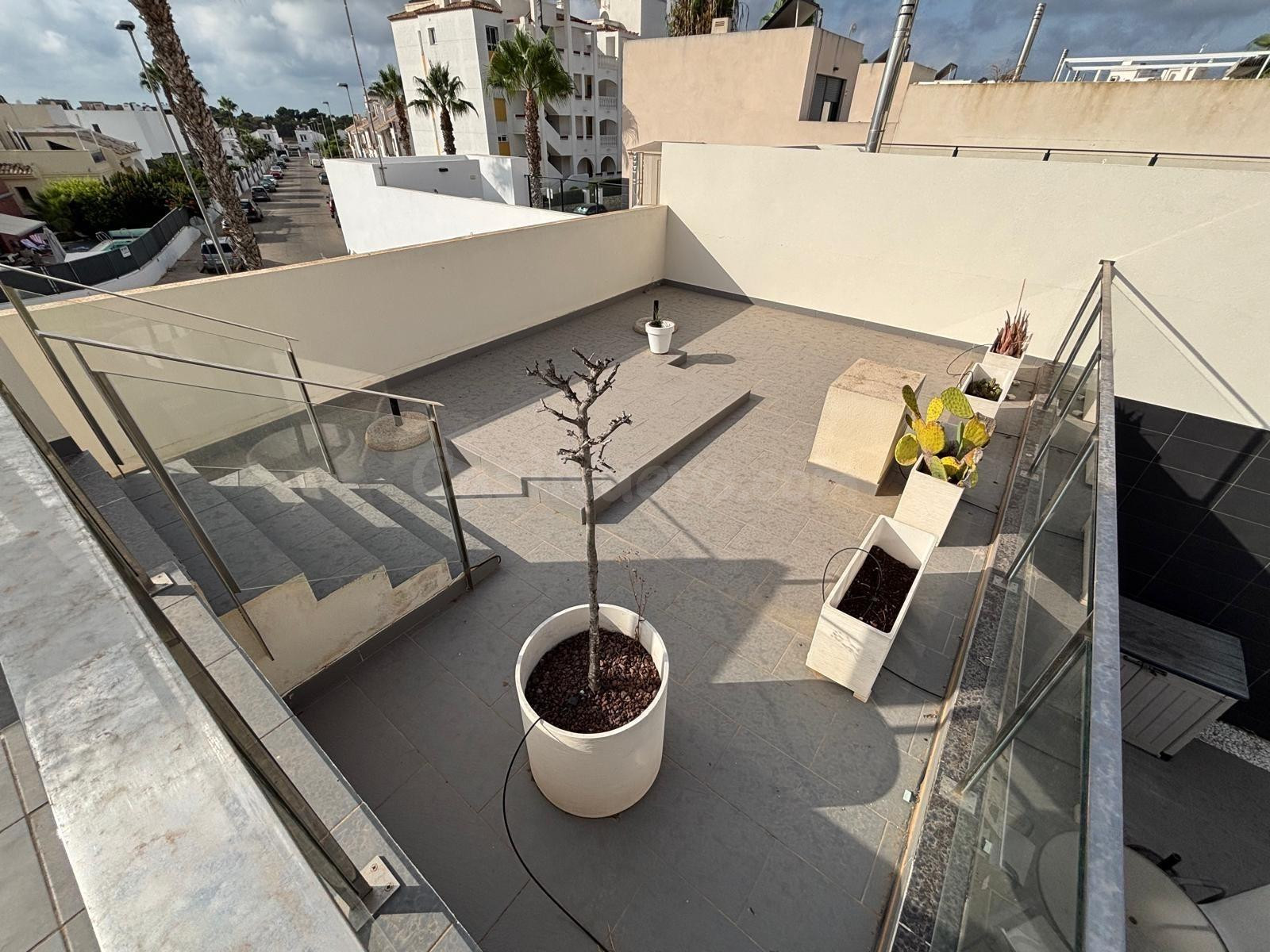 ESTUPENDO CHALET ADOSADO CON PISCINA COMUNITARIA, PARKING Y  - foto 3