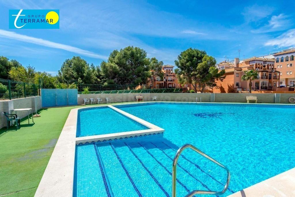 FANTASTICO BUNGALOW DE PLANTA BAJA CON PISCINA Y PARKING COM - foto 2