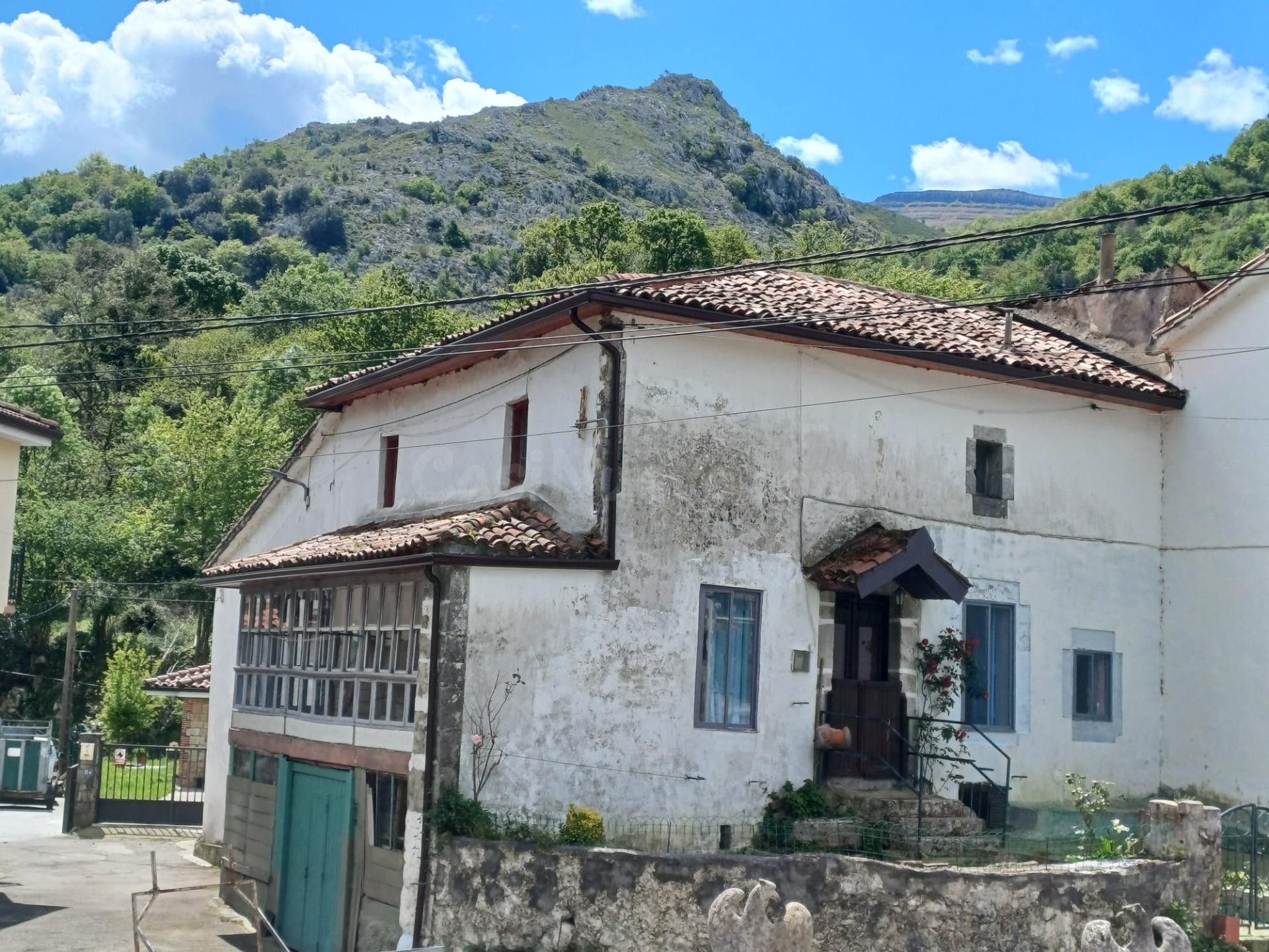 CASA DE PIEDRA DE TRES PLANTAS EN EL CENTRO DE BUSTABLADO (C