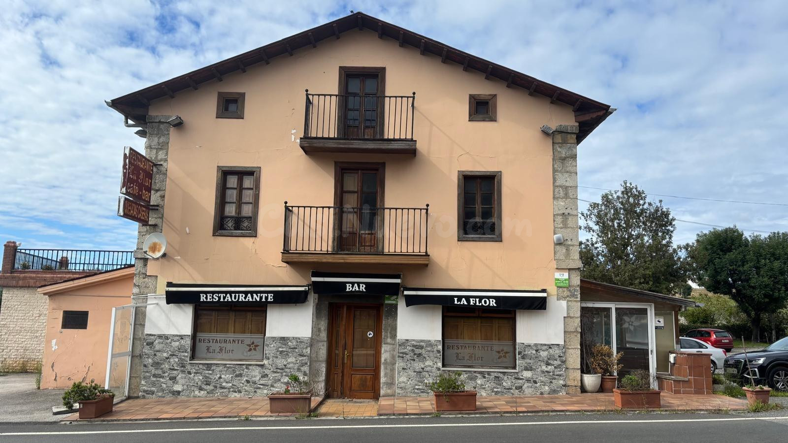 EDIFICIO CON DOS VIVIENDAS Y LOCAL COMERCIAL EN ANERO (CANTA - foto 2