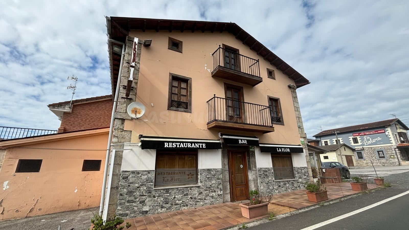 EDIFICIO CON DOS VIVIENDAS Y LOCAL COMERCIAL EN ANERO (CANTA - foto 3