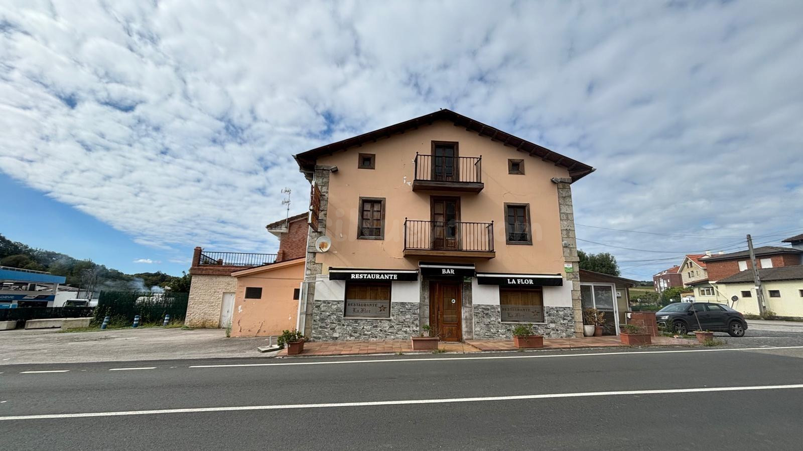EDIFICIO CON DOS VIVIENDAS Y LOCAL COMERCIAL EN ANERO (CANTA - foto 5