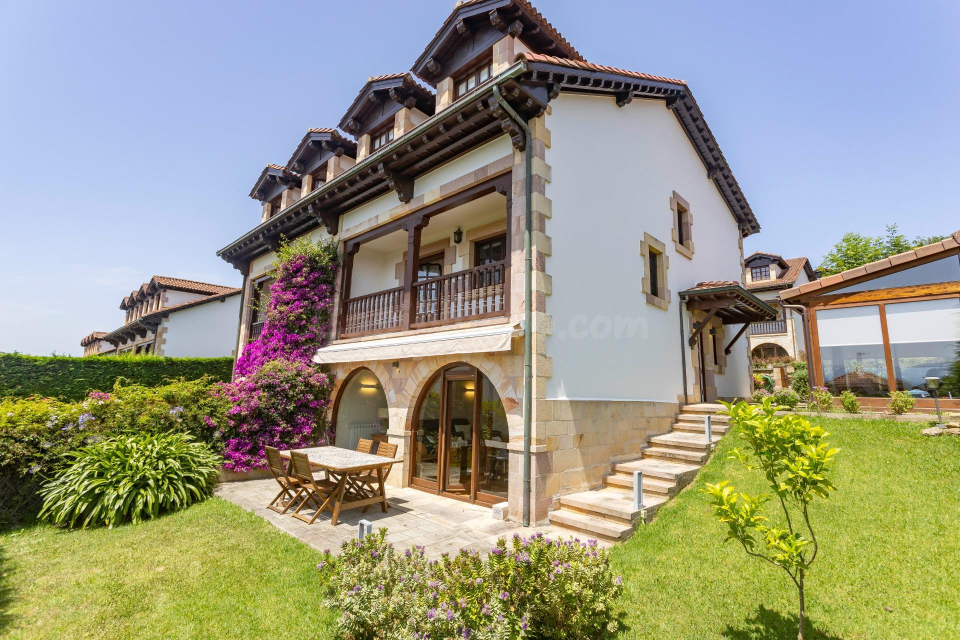 CHALET PAREADO SAN VICENTE DE LA BARQUERA