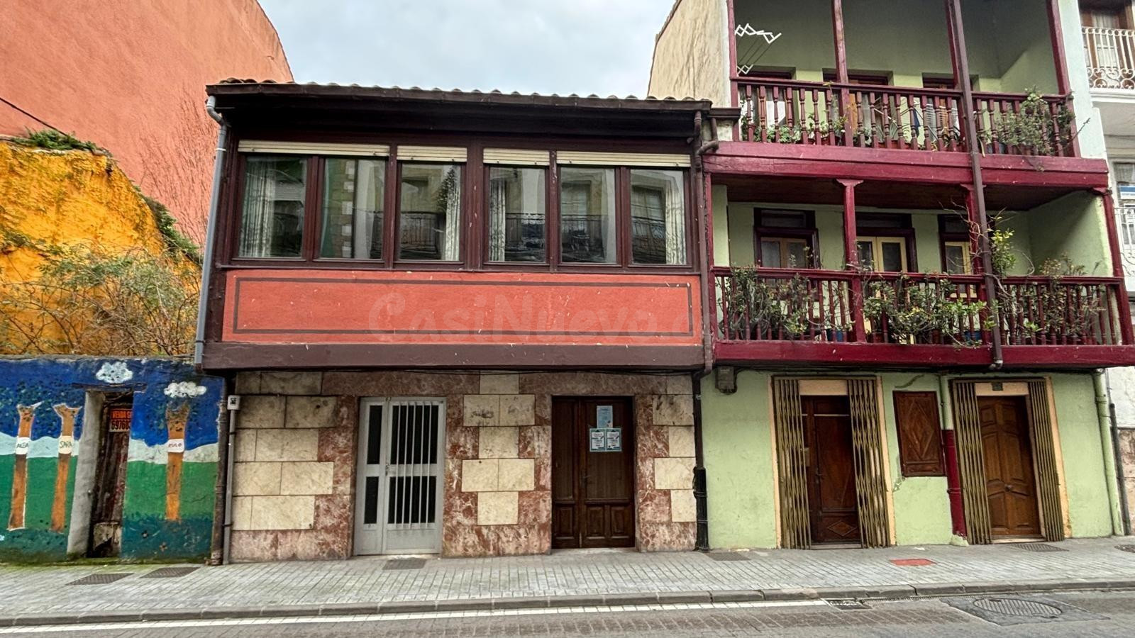 CASA CON TERRENO EN EL CENTRO DE AMPUERO