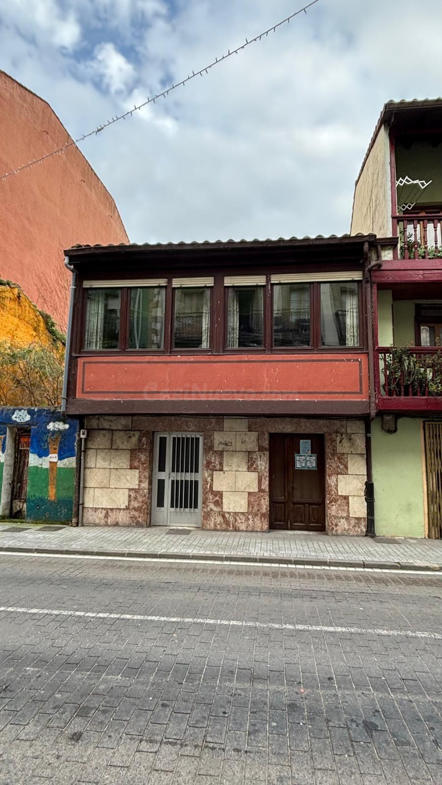 CASA CON TERRENO EN EL CENTRO DE AMPUERO - foto 2