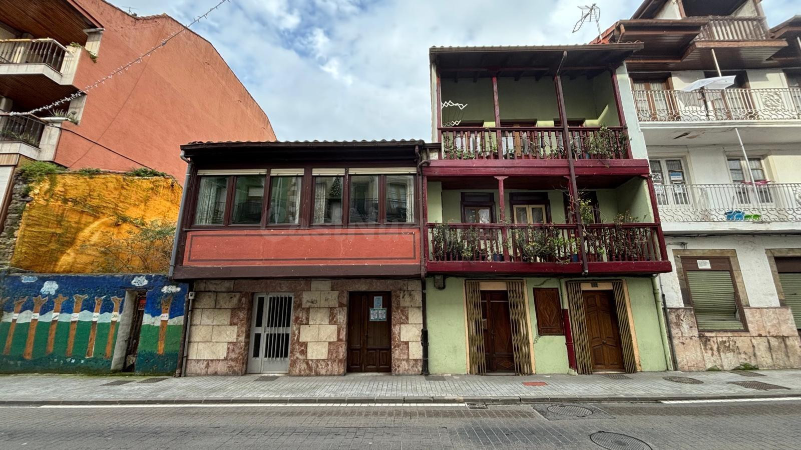 CASA CON TERRENO EN EL CENTRO DE AMPUERO - foto 3