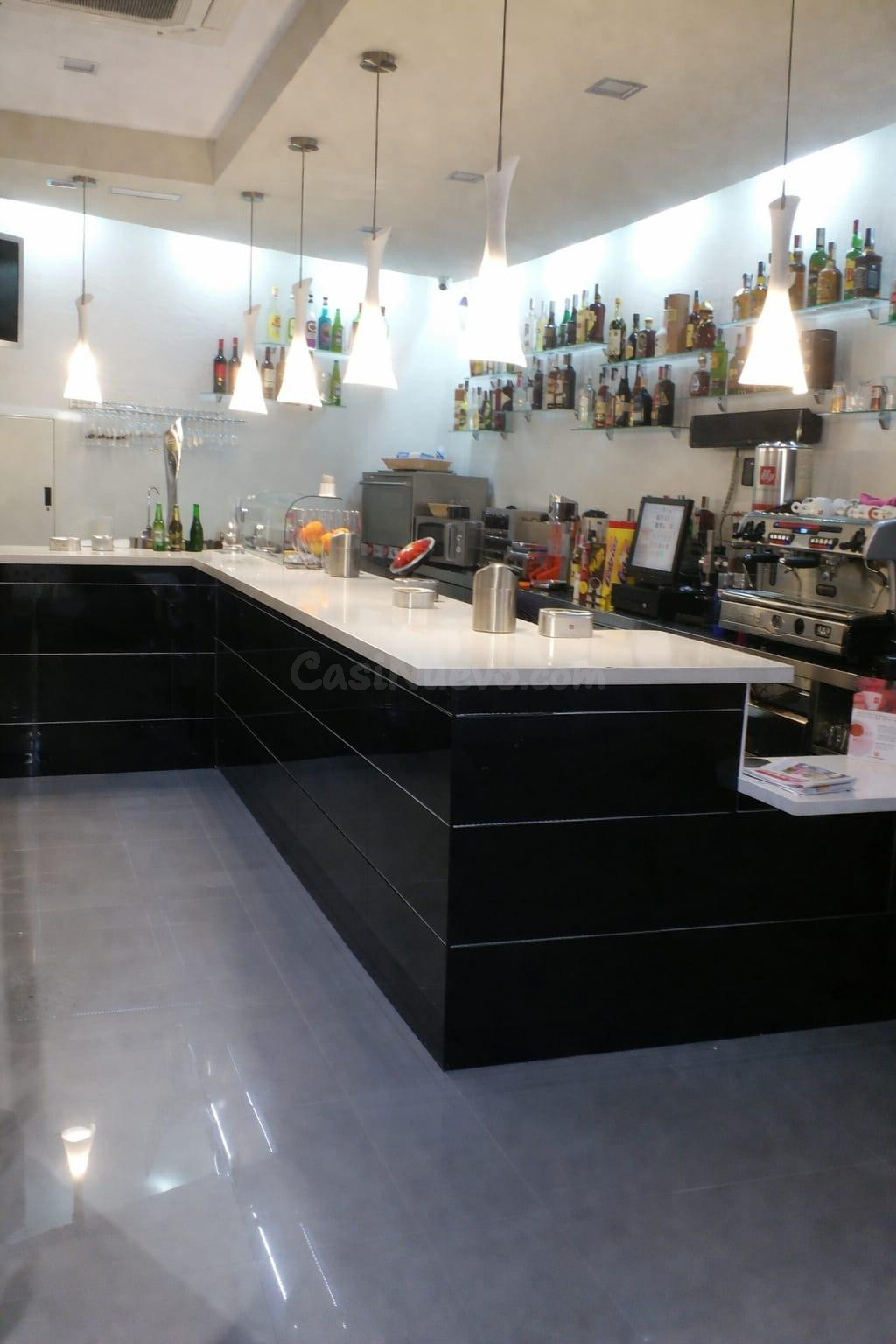 LOCAL CENTRICO A LA VENTA IDEAL COMO CAFETERIA.