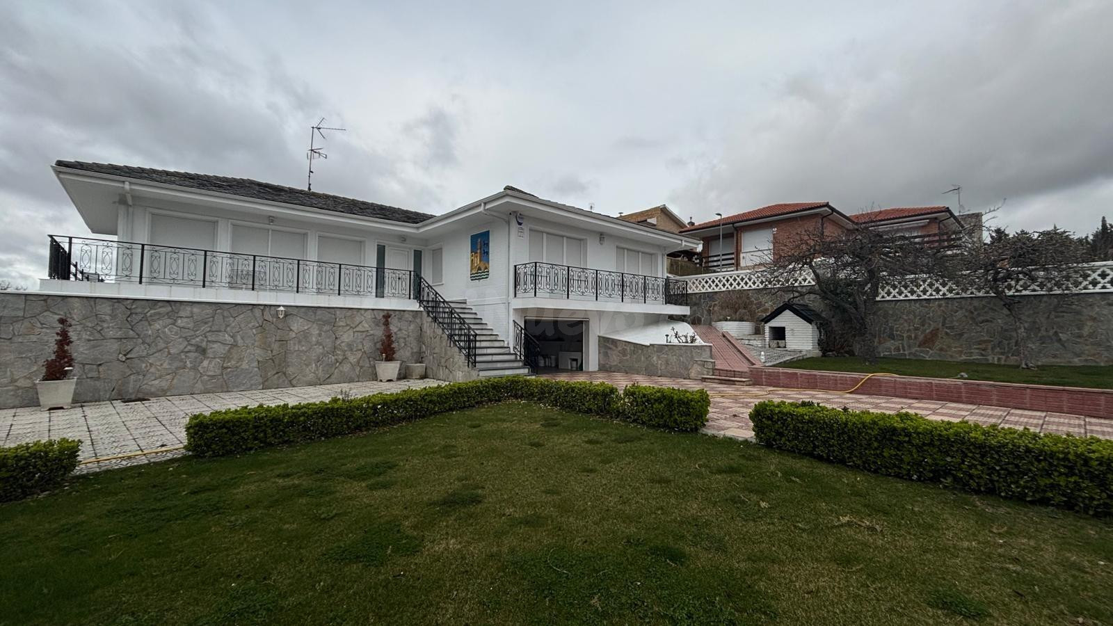 SE VENDE CHALET INDEPENDIENTE EN MEDINA DE POMAR-BURGOS.