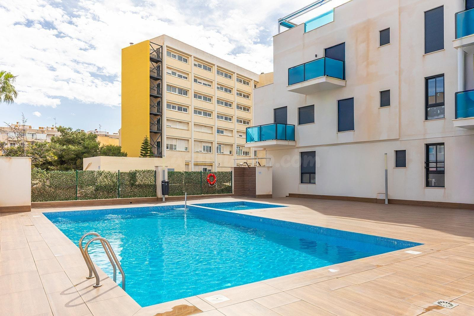 FANTASTICO APARTAMENTO CON PISCINA COMUNITARIA, RODEADO DE TODOS LOS SERVICIOS