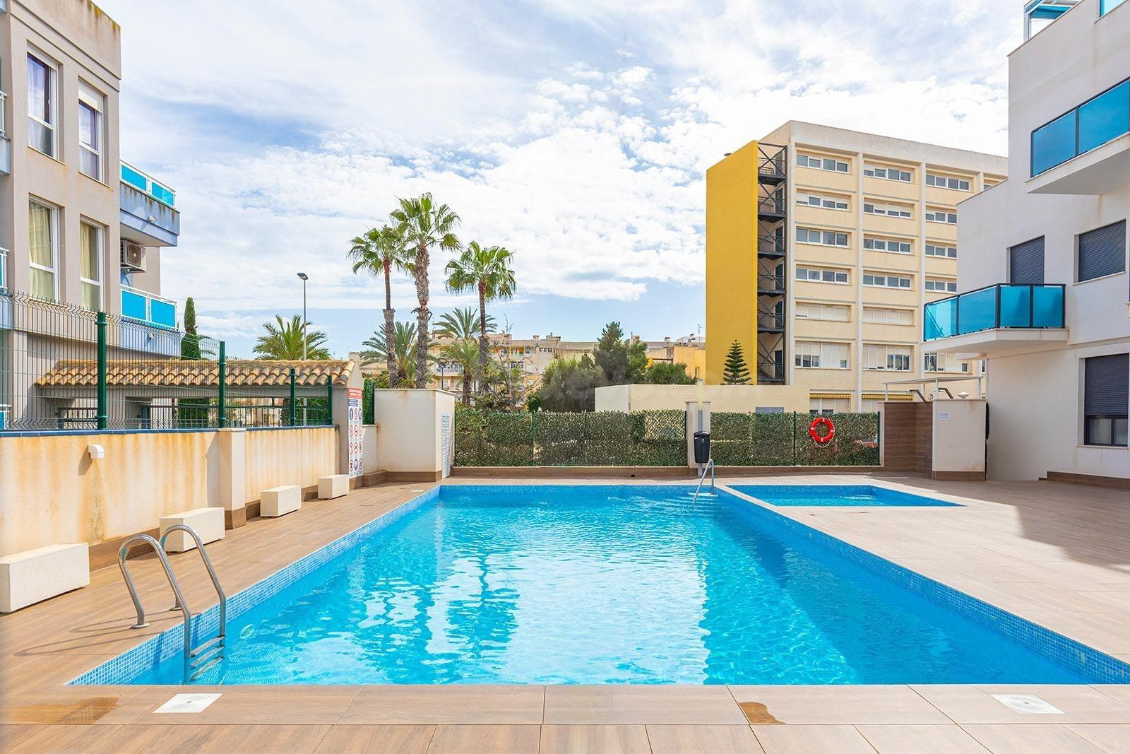 FANTASTICO APARTAMENTO CON PISCINA COMUNITARIA, RODEADO DE T - foto 2