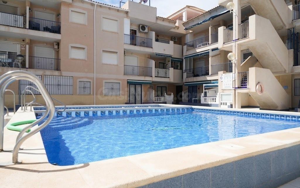 FANTASTICO APARTAMENTO TOTALMENTE REFORMADO Y CON PISCINA COMUNITARIA