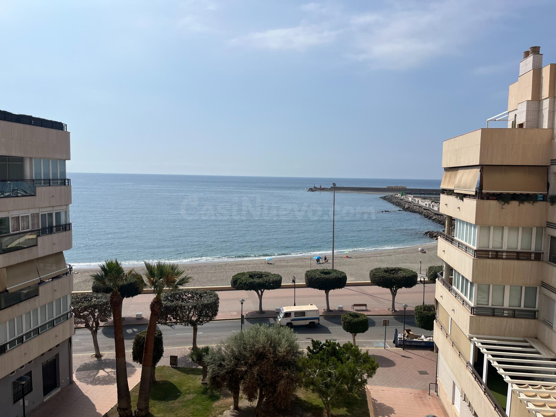 PISO EN PRIMERA LÍNEA EN EL PASEO MARÍTIMO DE ADRA
