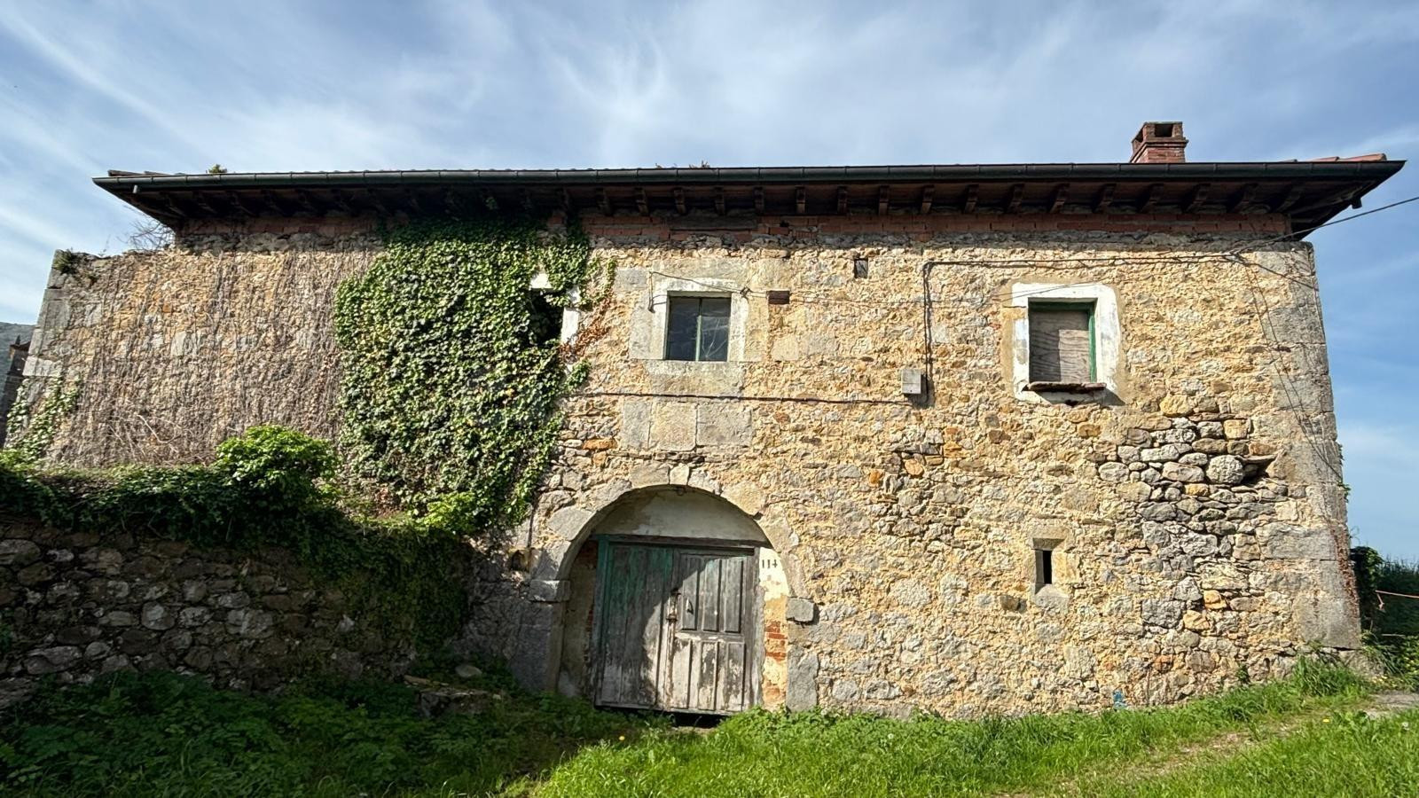 SE VENDE CASA DE PIEDRA Y PARCELA EN OGARRIO DE RUESGA (CANT
