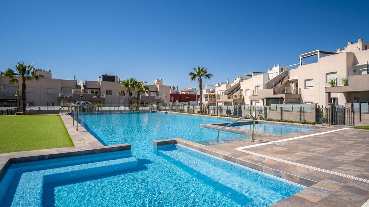 MAGNIFICA VIVIENDA CON GRAN TERRAZA Y PISCINA COMUNITARIA, ZONA MUY TRANQUILA