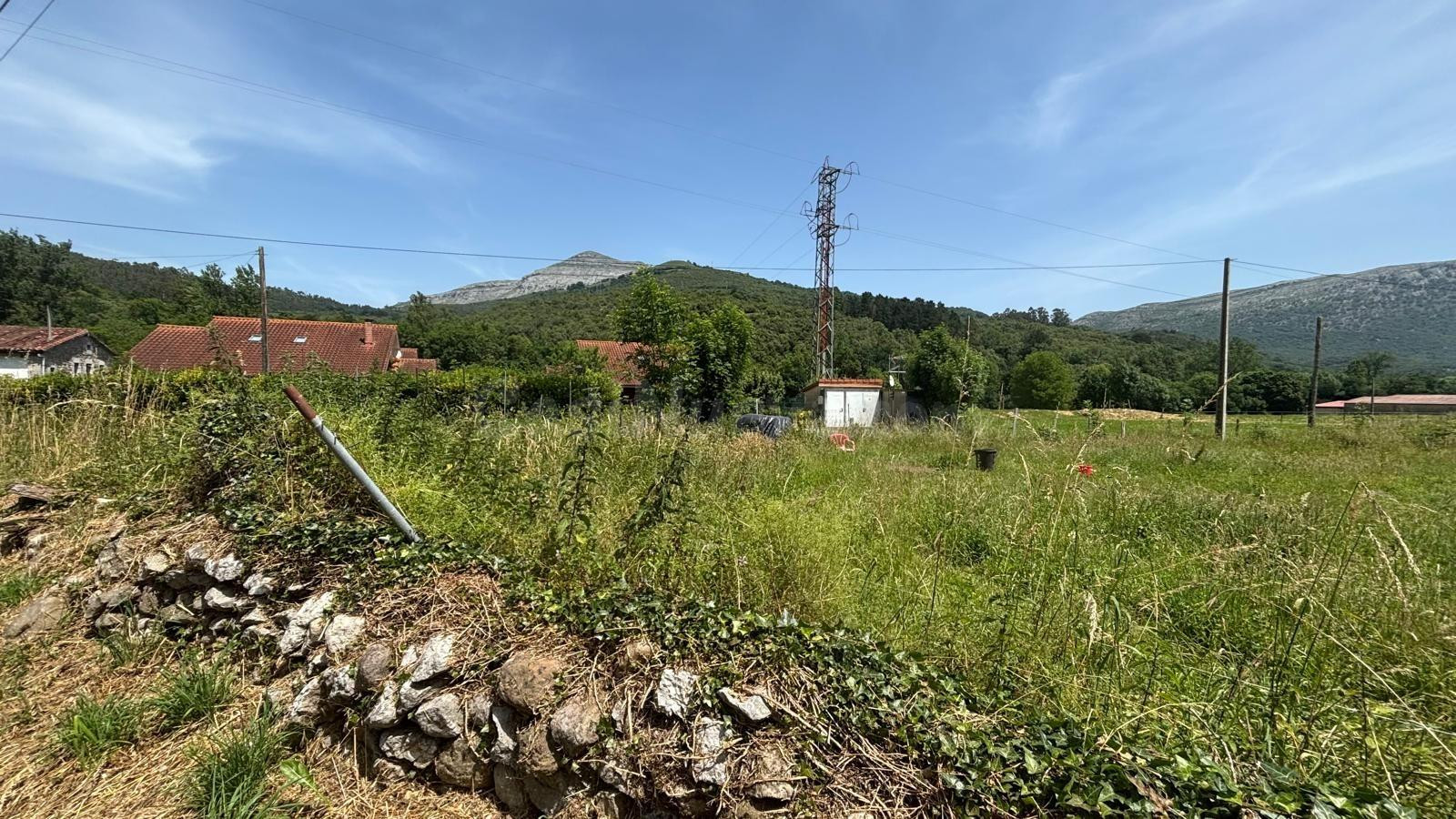 OPORTUNIDAD ÚNICA TERRENO URBANO  EN RIVA DE RUESGA