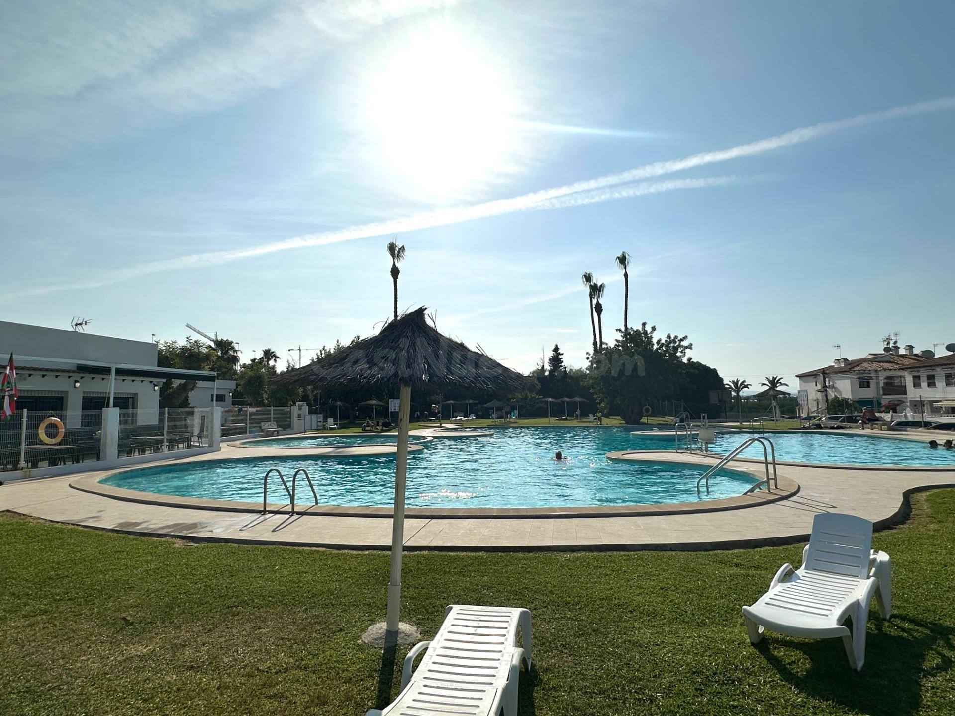 FABULOSO BUNGALOW DE PLANTA ALTA CON PISCINA COMUNITARIA, IDEAL PARA VIVIR TODO EL AÑO