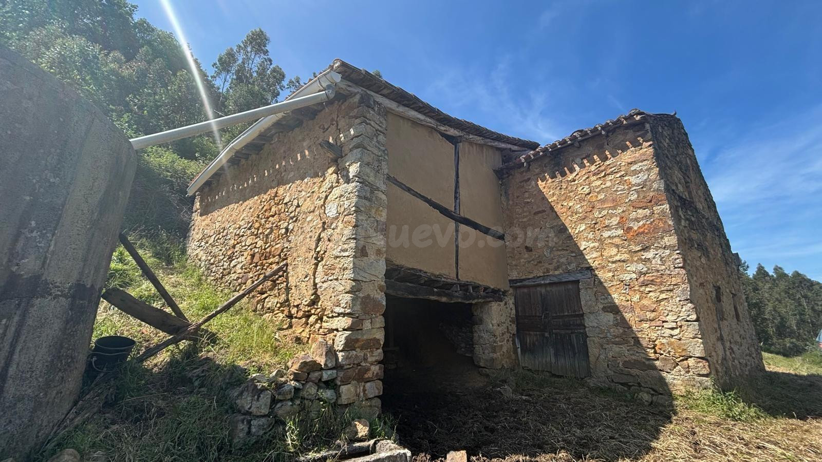 CASA DE PIEDRA Y FINCA RUSTICA EN RASINES (CANTABRIA)