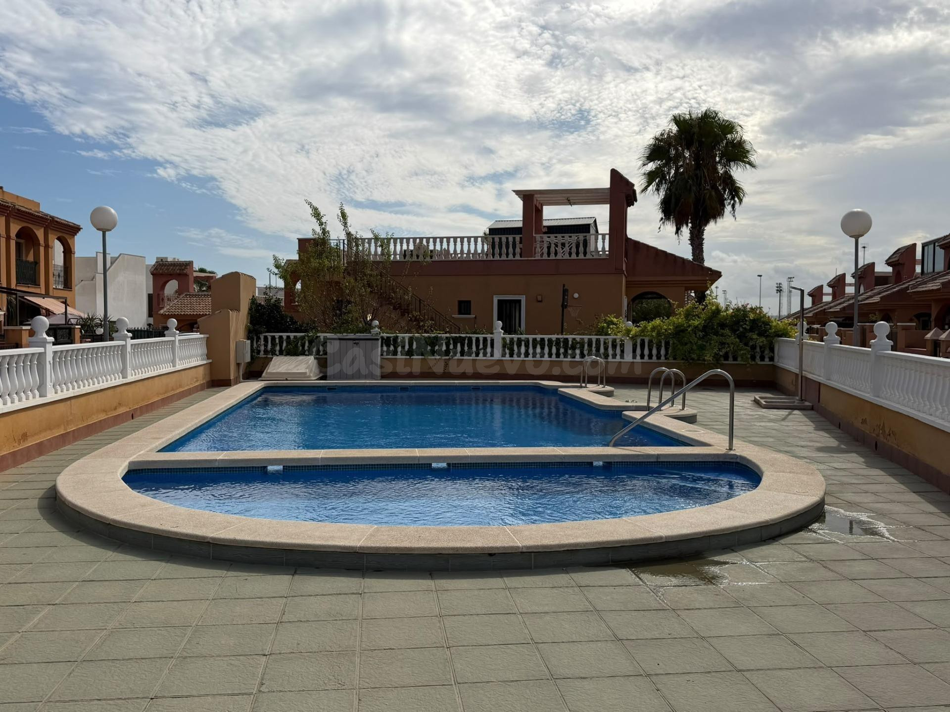 MAGNIFICO ADOSADO CON SOLARIUM PRIVADO Y PISCINA COMUNITARIA