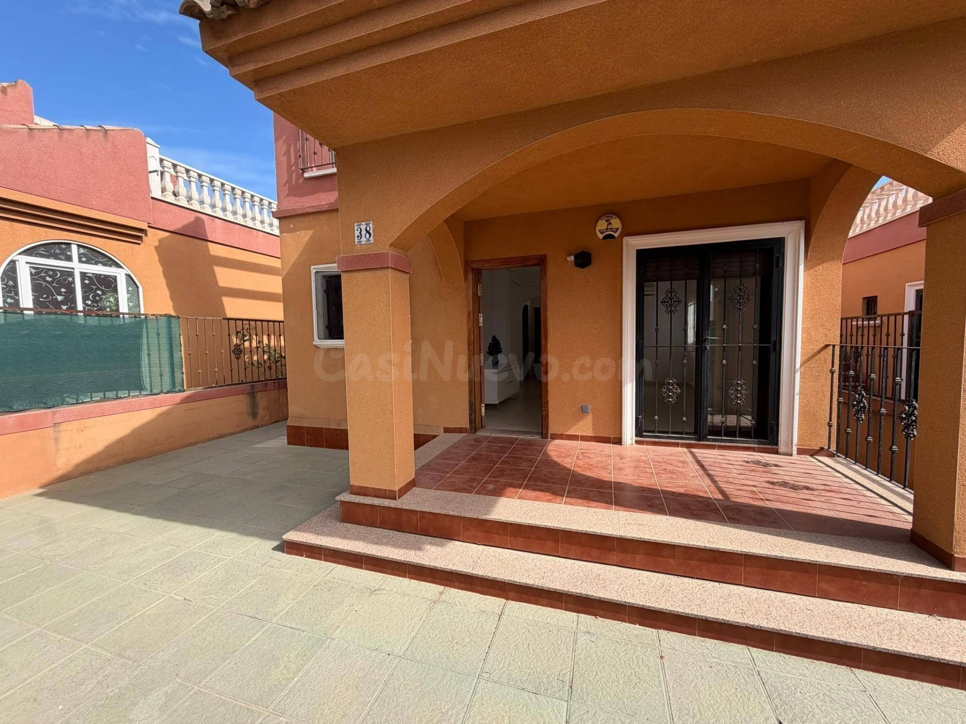 MAGNIFICO ADOSADO CON SOLARIUM PRIVADO Y PISCINA COMUNITARIA - foto 2