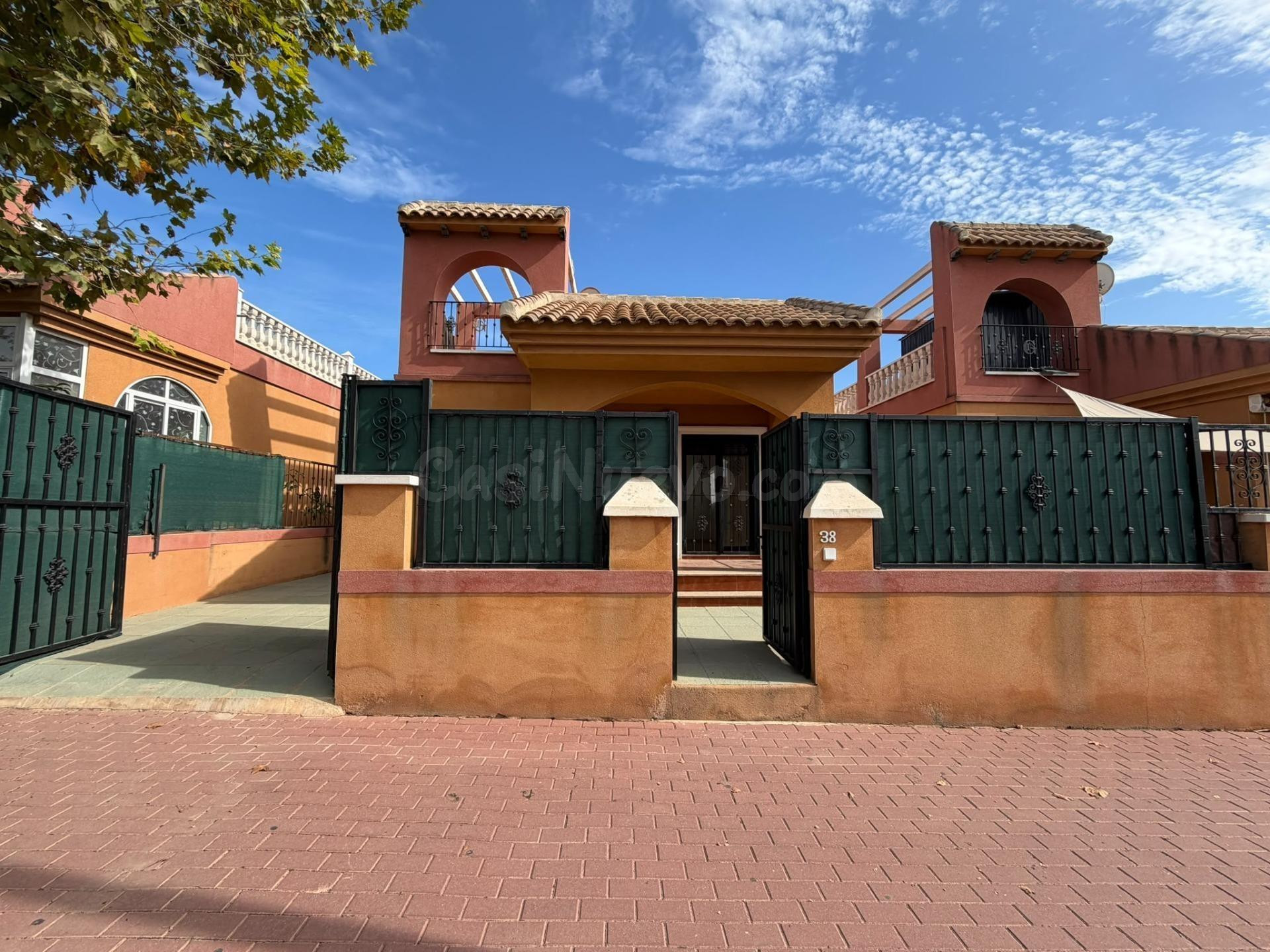 MAGNIFICO ADOSADO CON SOLARIUM PRIVADO Y PISCINA COMUNITARIA - foto 4