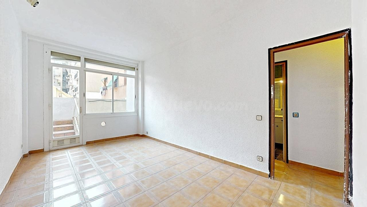 Piso a reformar al lado de Francesc Macià - foto 2