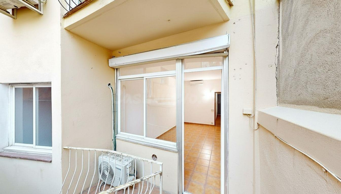 Piso a reformar al lado de Francesc Macià - foto 5
