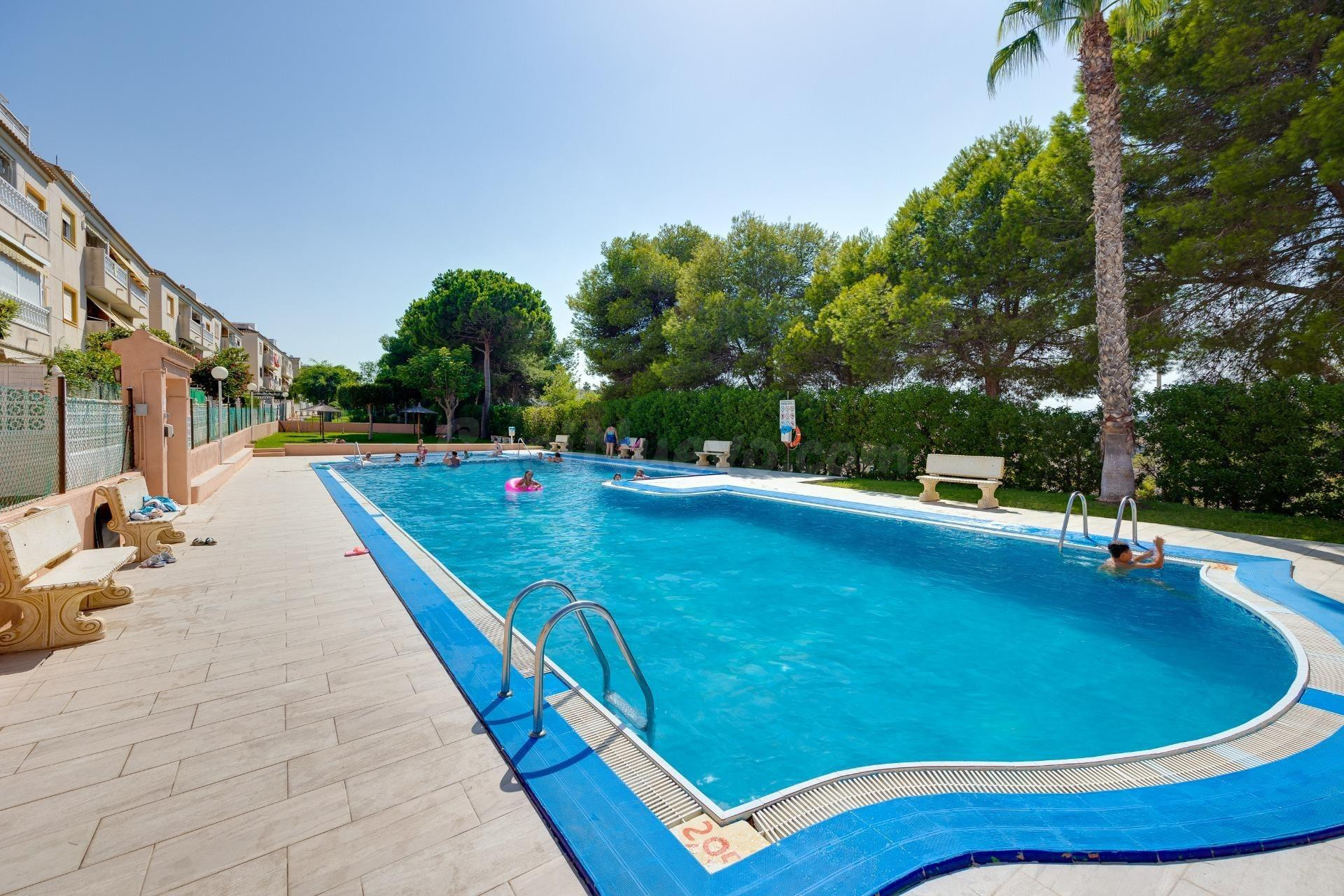 MAGNIFICA VIVIENDA RODEADA DE ZONAS VERDES CON PISCINA COMUN