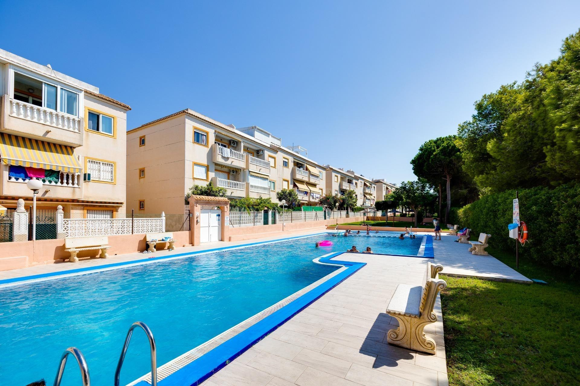 MAGNIFICA VIVIENDA RODEADA DE ZONAS VERDES CON PISCINA COMUN - foto 2