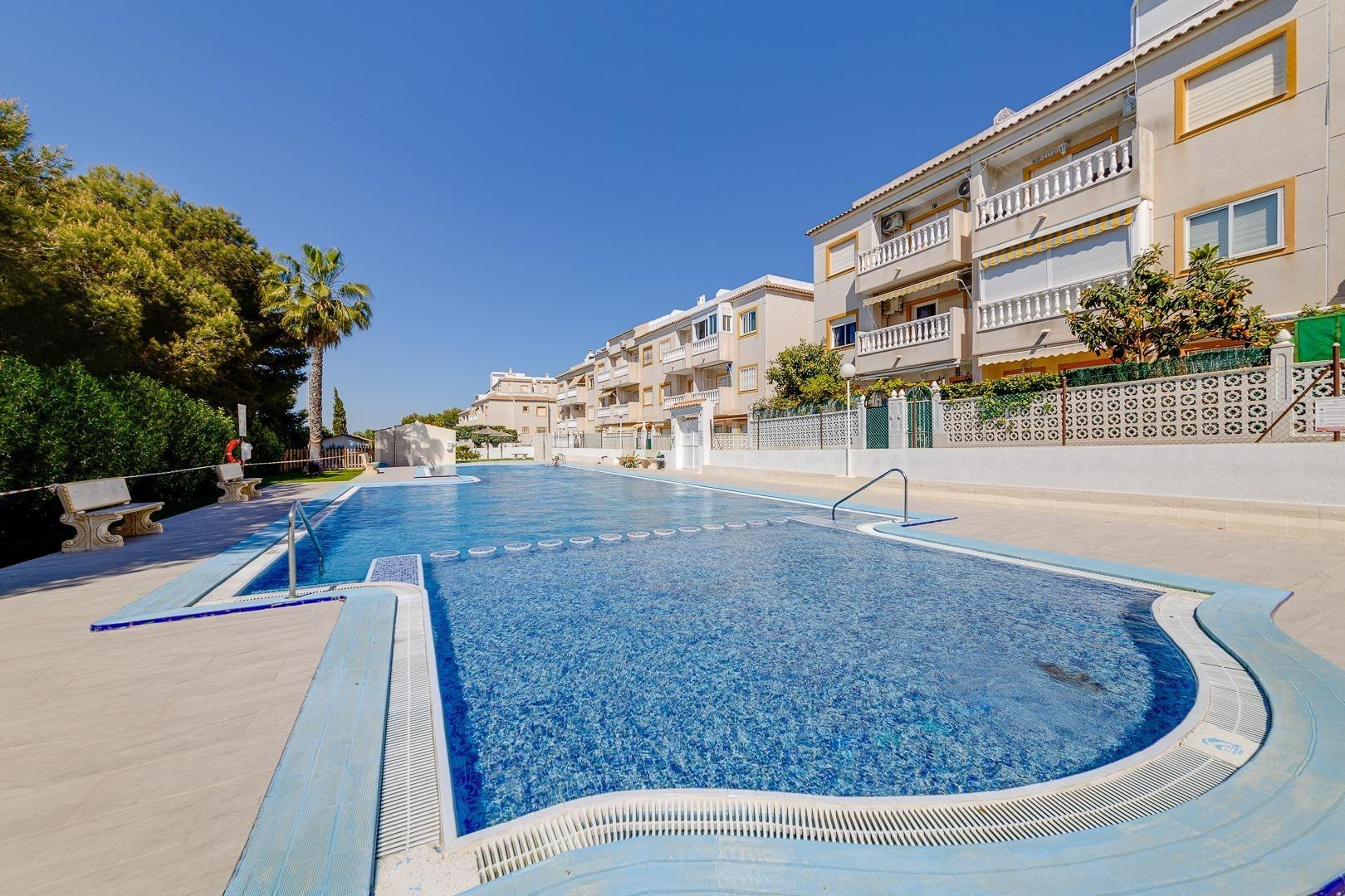 MAGNIFICA VIVIENDA RODEADA DE ZONAS VERDES CON PISCINA COMUN - foto 4