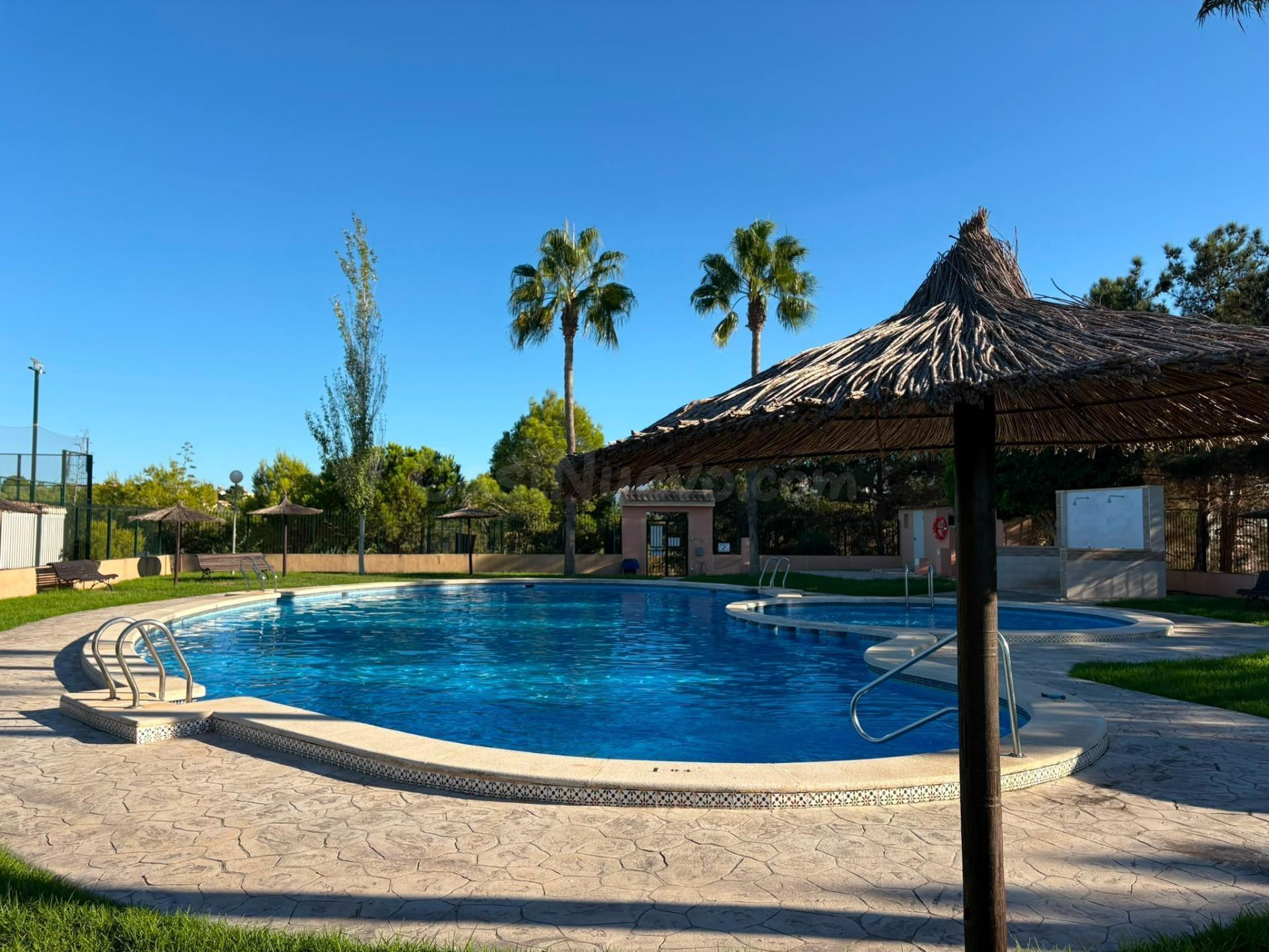MAGNIFICO CHALET ADOSADO CON PISCINA COMUNITARIA Y ZONAS VERDES, IDEAL PARA FAMILIAS