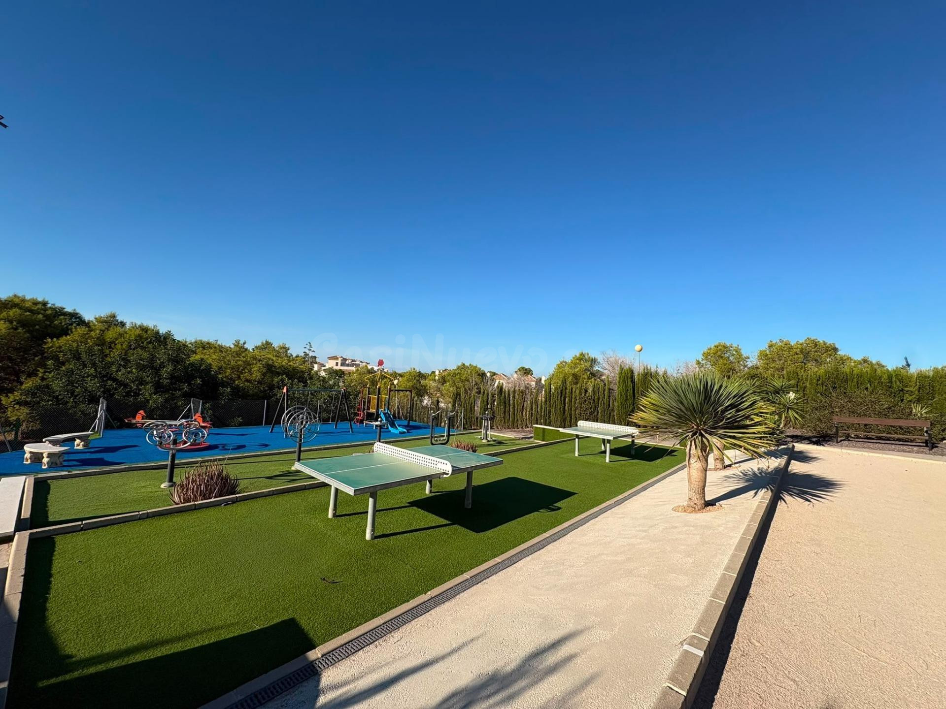 MAGNIFICO CHALET ADOSADO CON PISCINA COMUNITARIA Y ZONAS VERDES, IDEAL PARA FAMILIAS - foto 2