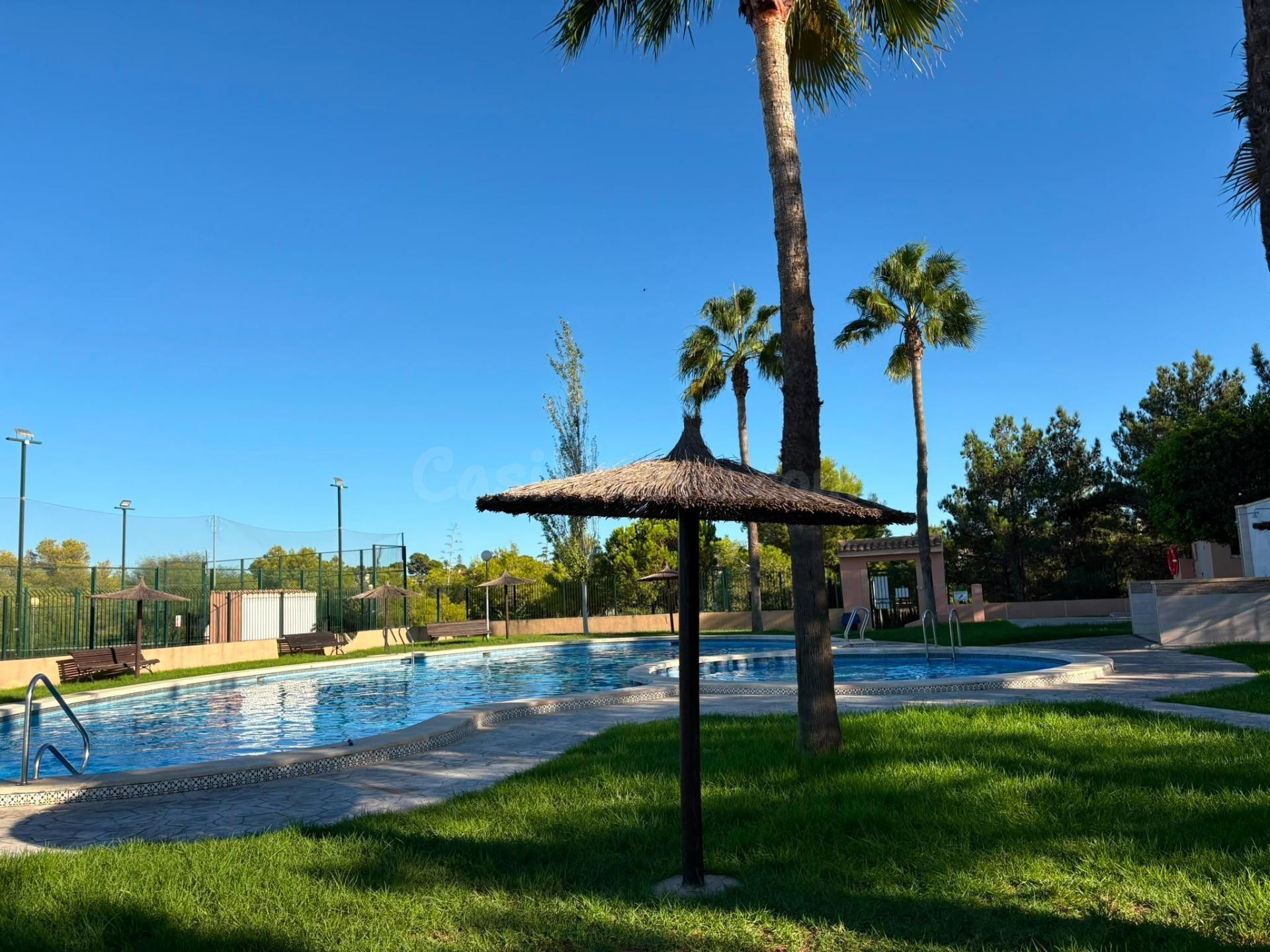 MAGNIFICO CHALET ADOSADO CON PISCINA COMUNITARIA Y ZONAS VERDES, IDEAL PARA FAMILIAS - foto 3