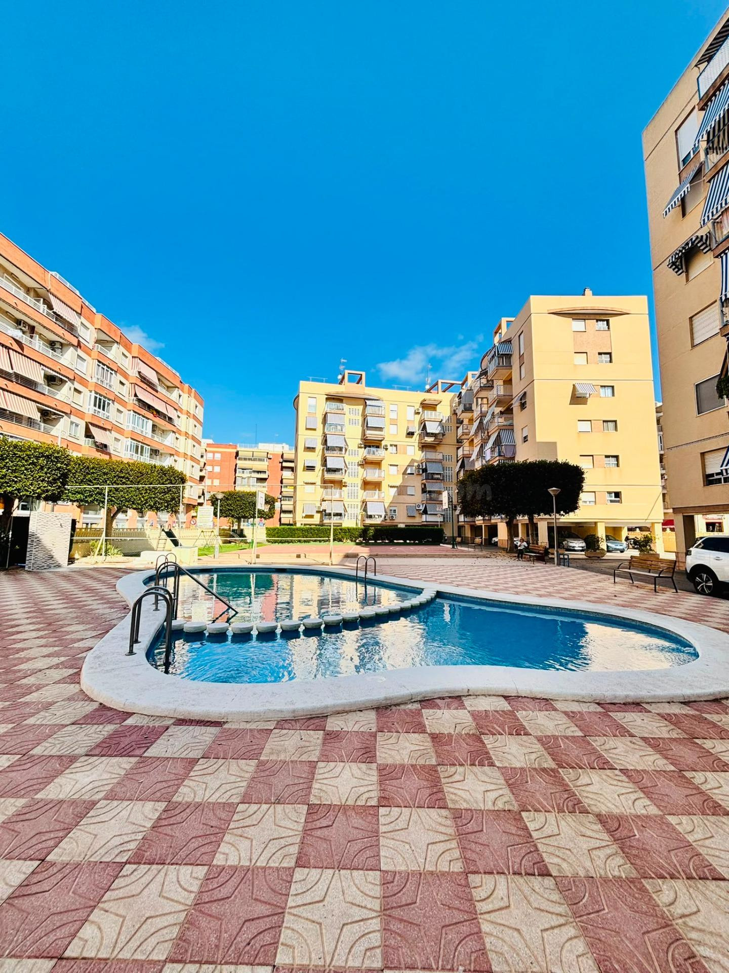 Estupendo apartamento reformado con garaje, piscina y dos te
