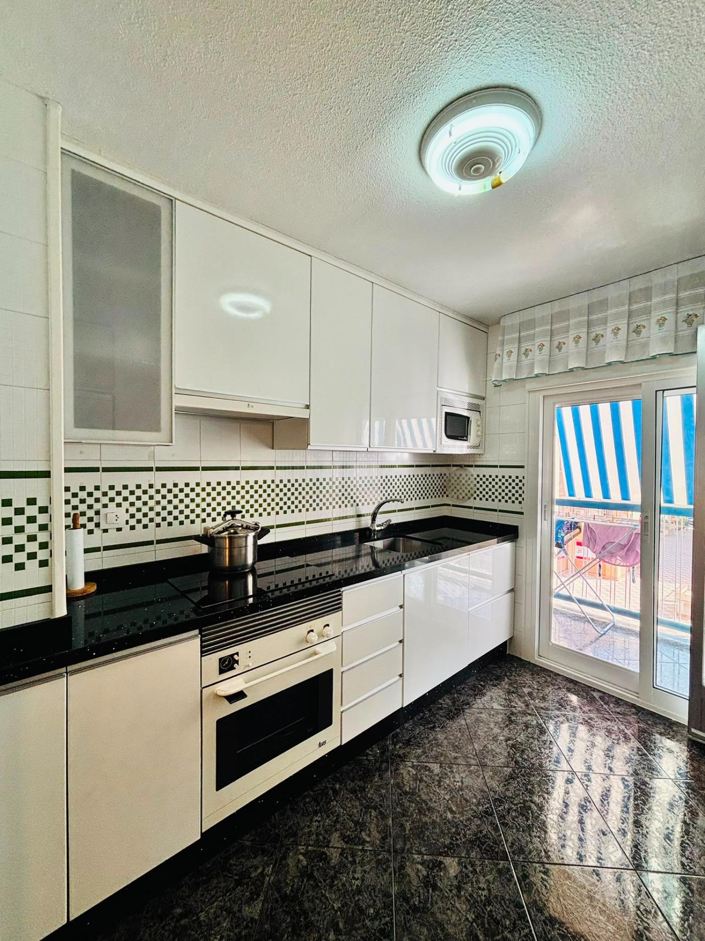 Estupendo apartamento reformado con garaje, piscina y dos te - foto 5
