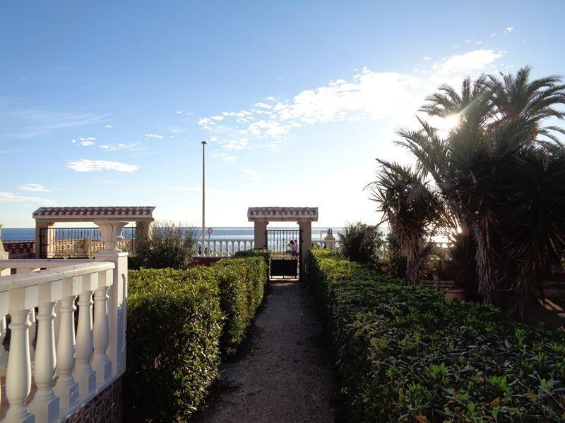 MAGNIFICA VILLA EN PRIMERA LINEA MARITIMA, IDEAL PARA FAMILI