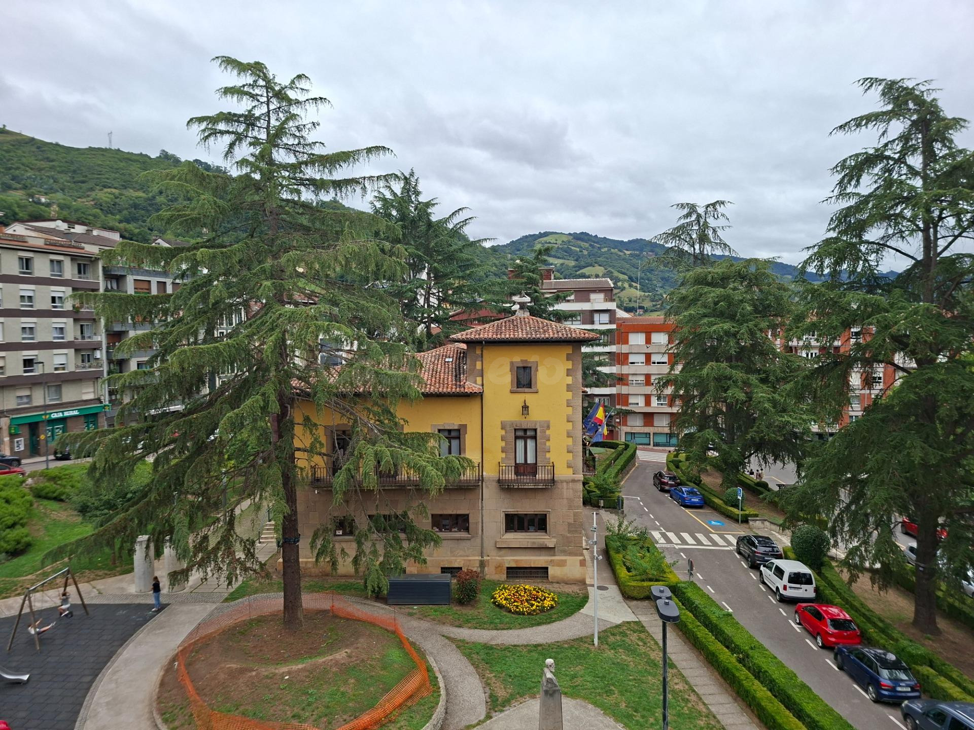 Vivienda de 96 m2 útiles junto al Ayuntamiento de Pola de Le - foto 2
