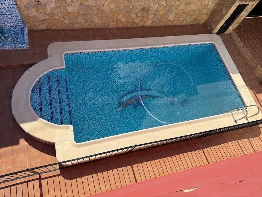 Chalet Urbano Independiente con Parcela y Piscina en Las Ped
