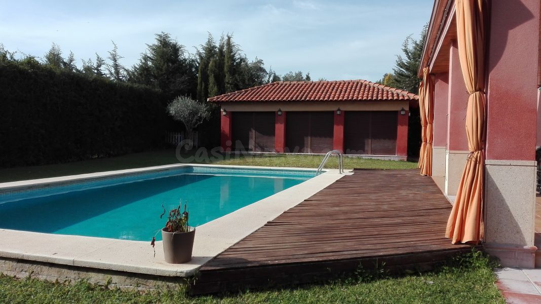 PRECIOSO CHALET CON PISCINA SALADA YSOTANO Y BUAHARDILLA - foto 2