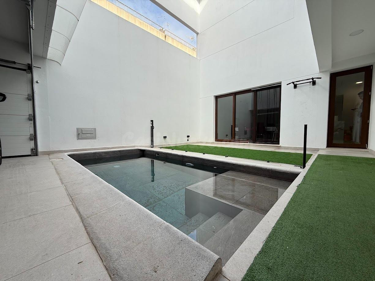 Casa independiente y moderna en pleno centro urbano de Torre