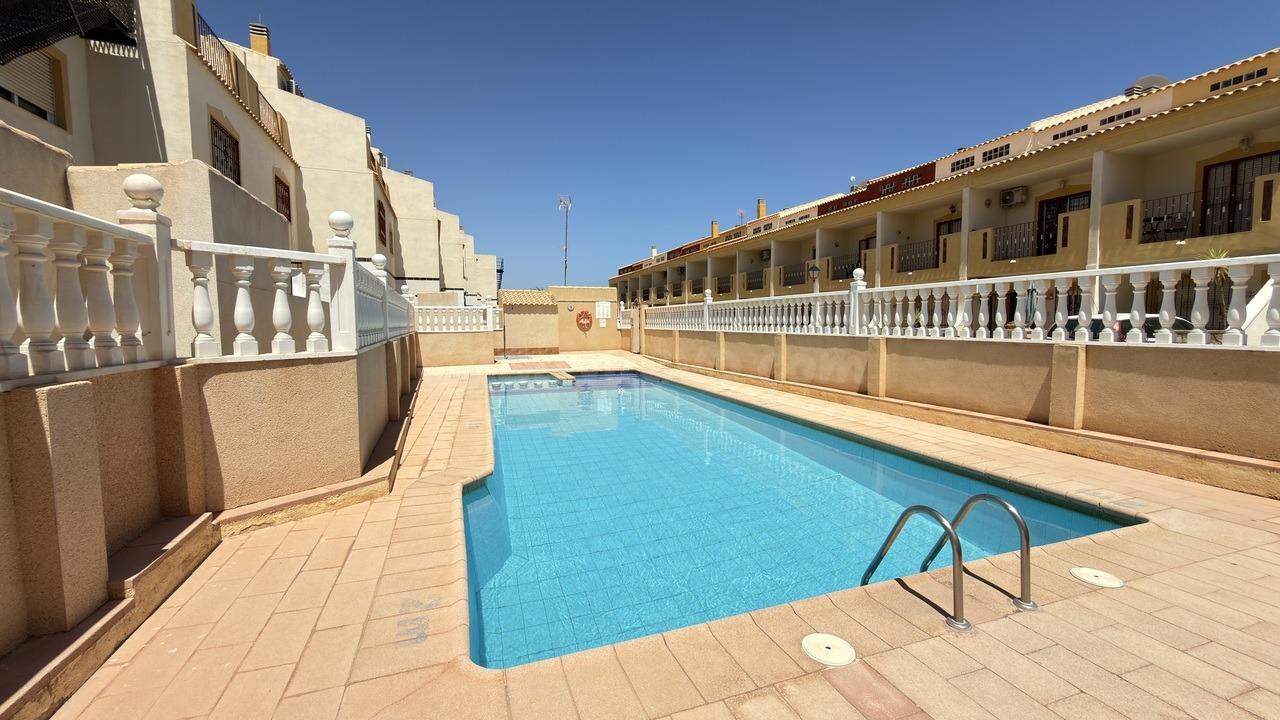 MAGNIFICA VIVIENDA ADOSADA CON PISCINA COMUNITARIA Y PLAZA DE GARAJE, IDEAL PARA VIVIR TODO EL AÑO - foto 3
