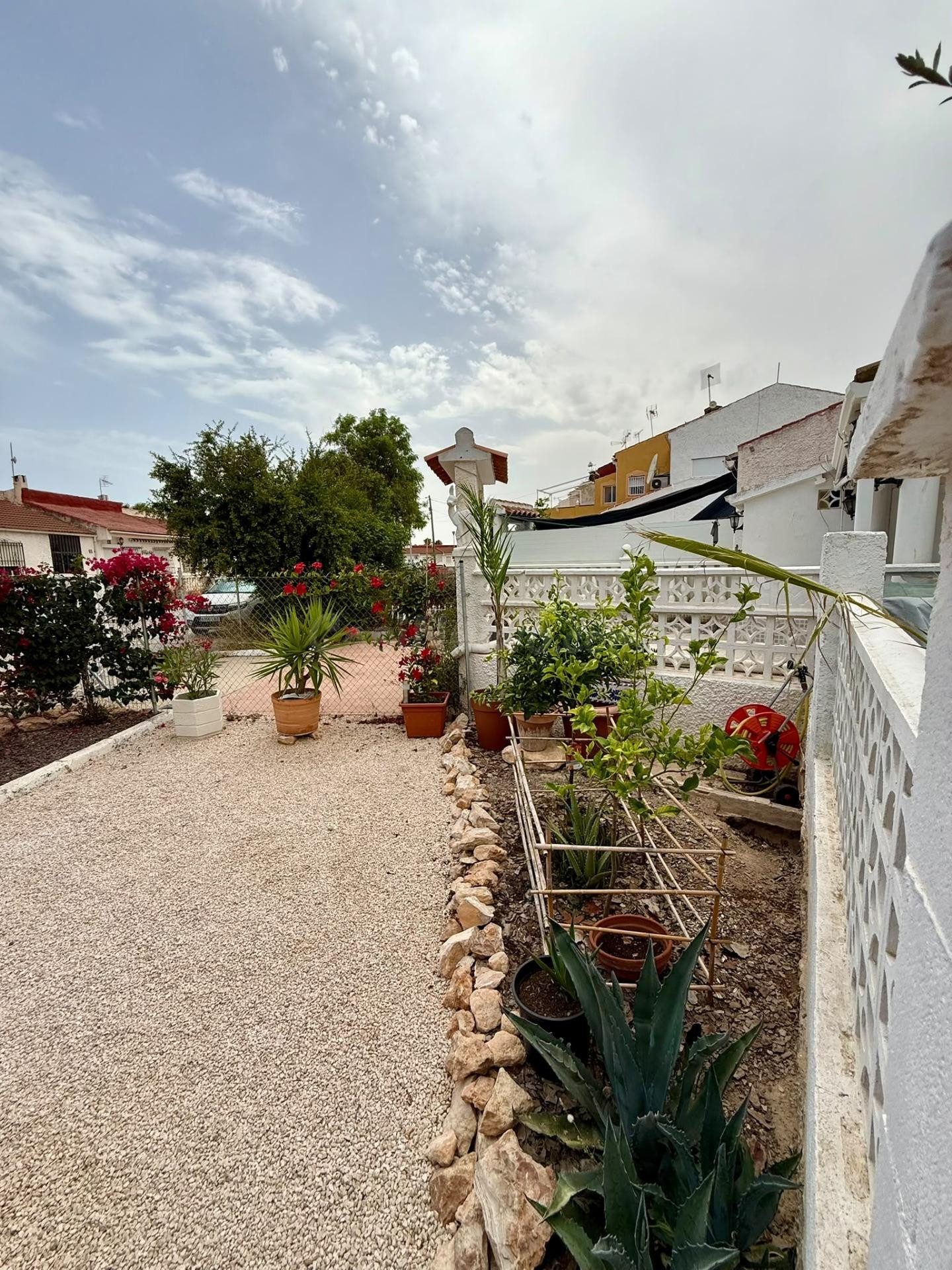 ESTUPENDO BUNGALOW DE PLANTA BAJA CON JARDIN PRIVADO, IDEAL PARA PAREJAS - foto 2