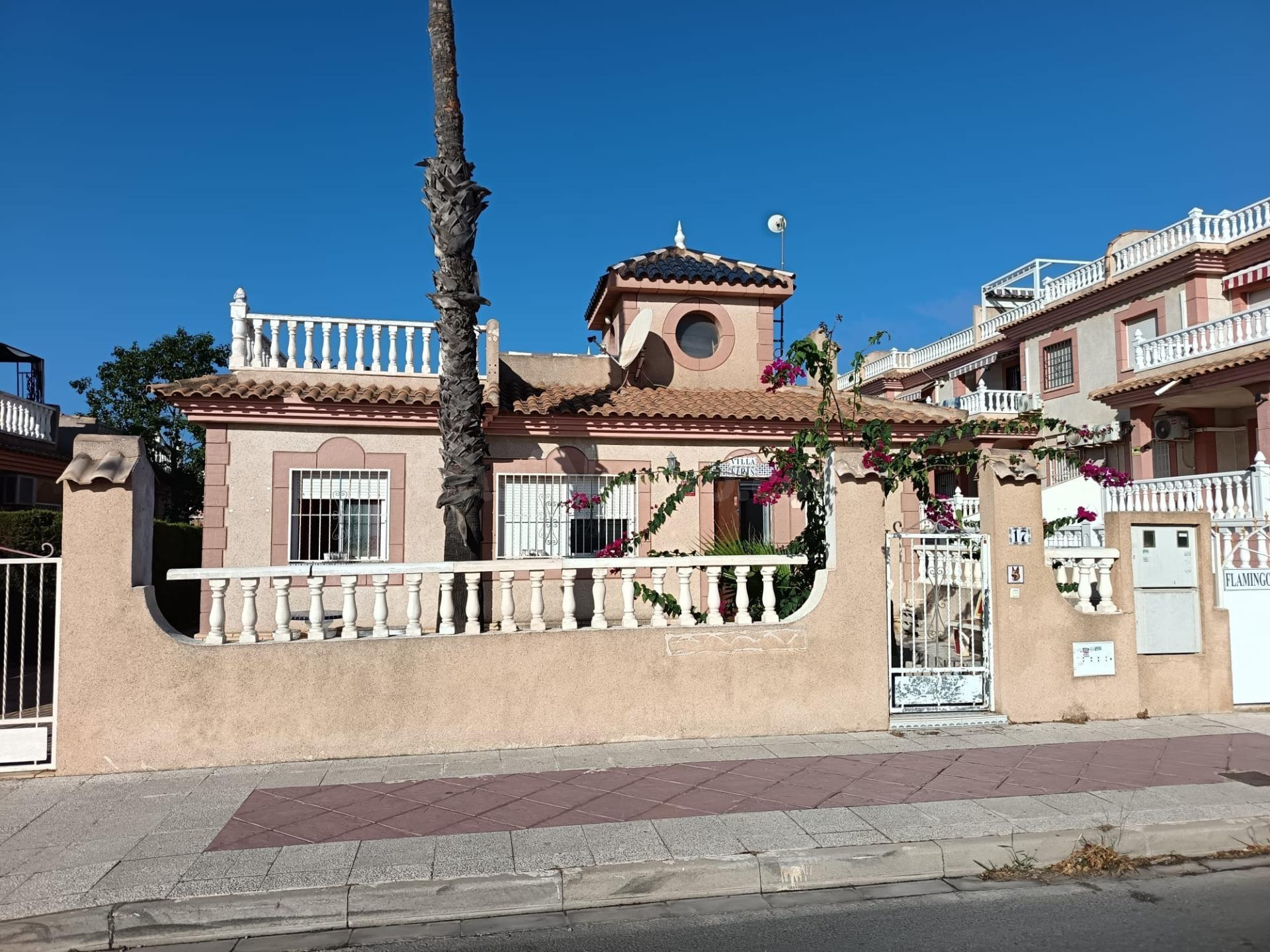 ESTUPENDO BUNGALOW DE PLANTA BAJA, NECESITA ALGO DE REFORMA, BUENA OPORTUNIDAD DE INVERSIÓN - foto 2