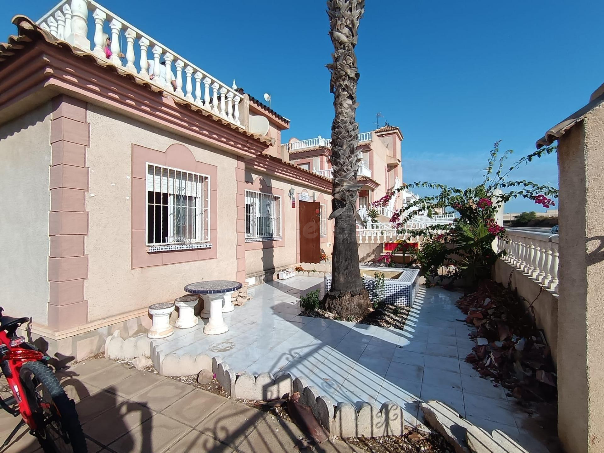 ESTUPENDO BUNGALOW DE PLANTA BAJA, NECESITA ALGO DE REFORMA, BUENA OPORTUNIDAD DE INVERSIÓN - foto 3