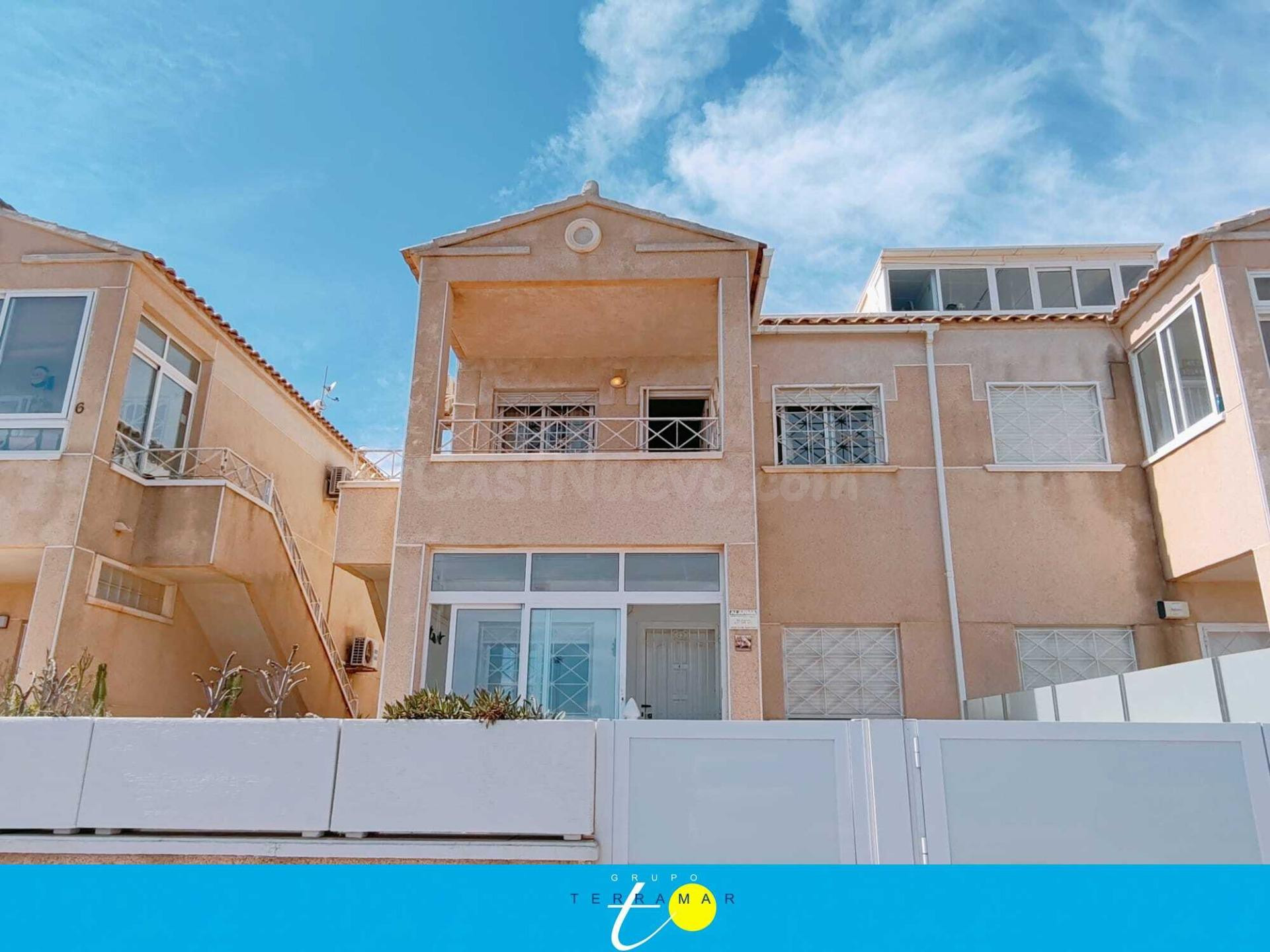 MAGNIFICO BUNGALOW DE PLANTA ALTA CON PISCINA COMUNITARIA, IDONEO COMO VACACIONAL - foto 2