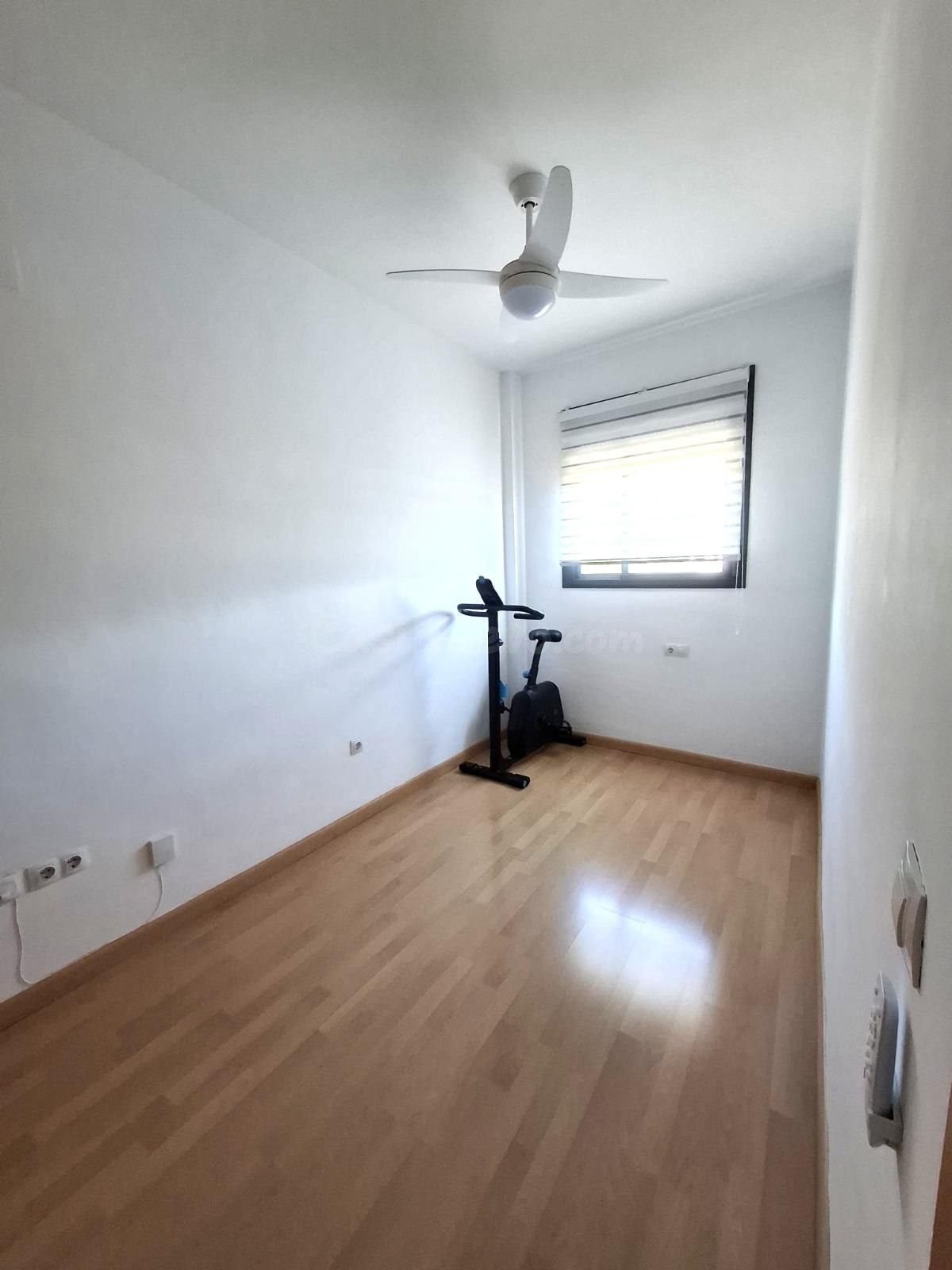 Acogedor Piso en Gelves: Listo para Entrar a Vivir por solo  - foto 4