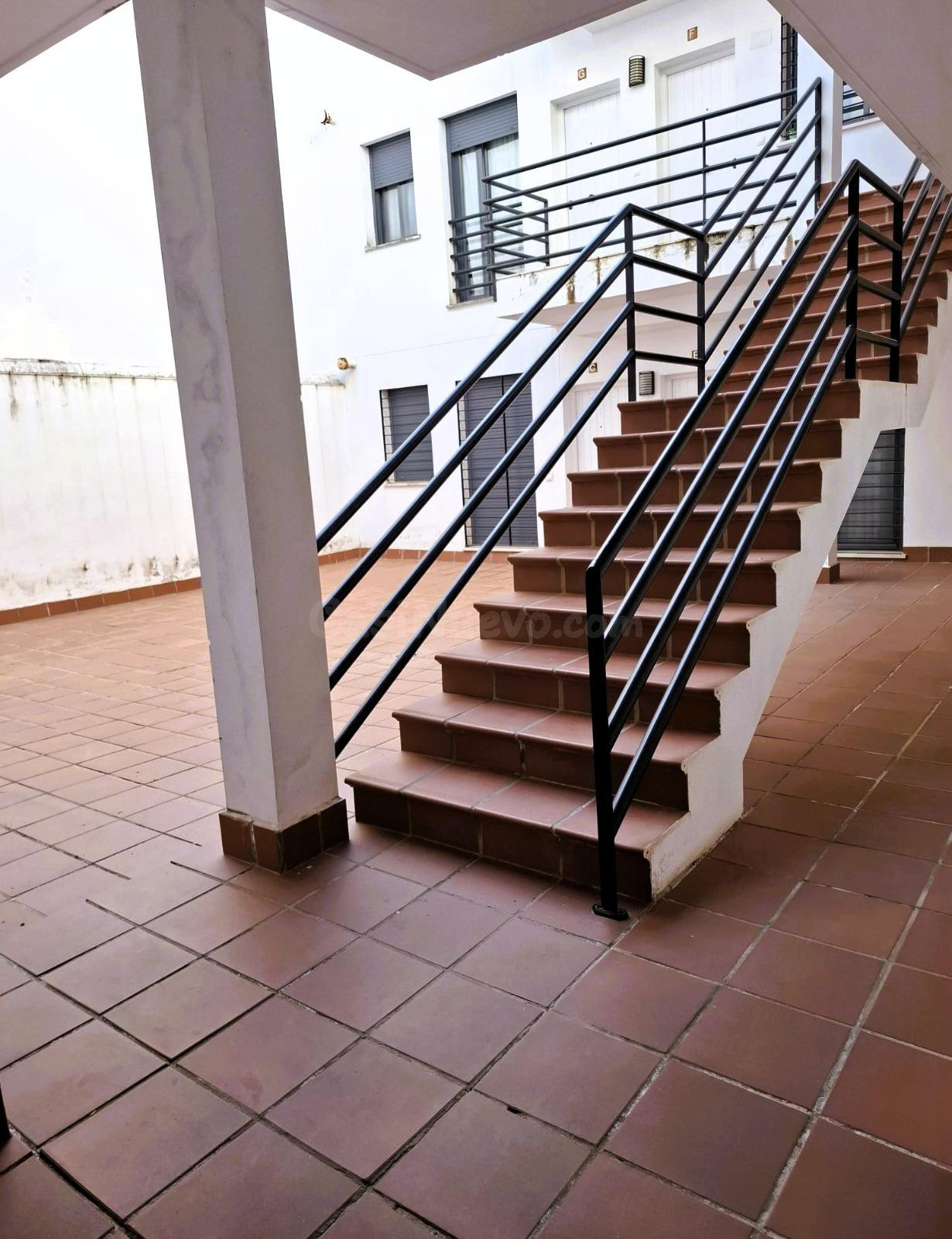 Acogedor Piso en Gelves: Listo para Entrar a Vivir por solo  - foto 5