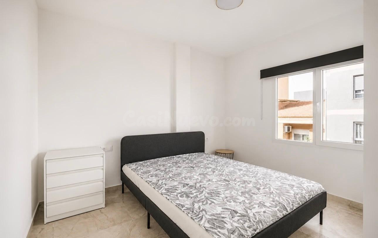 Moderno y luminoso piso reformado en el centro de Torrevieja - foto 5
